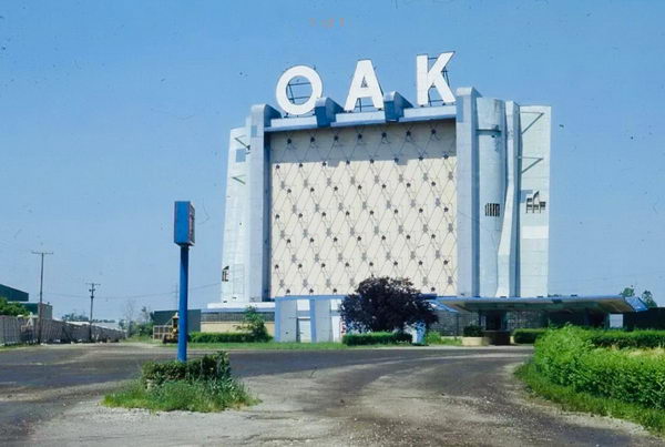 Oak Drive-In Theatre - Old Photo From Harry Skrdla (newer photo)